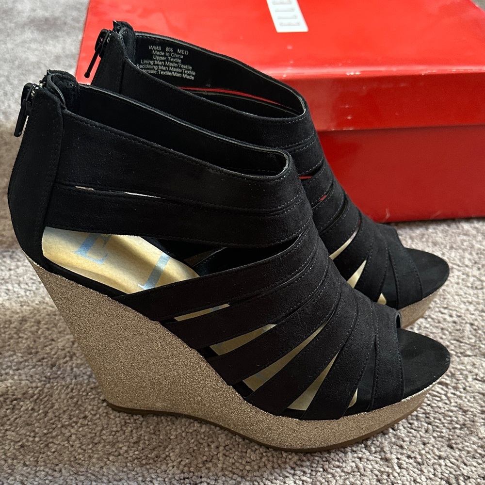 ⭐️Elle Black and Gold Strappy Wedges